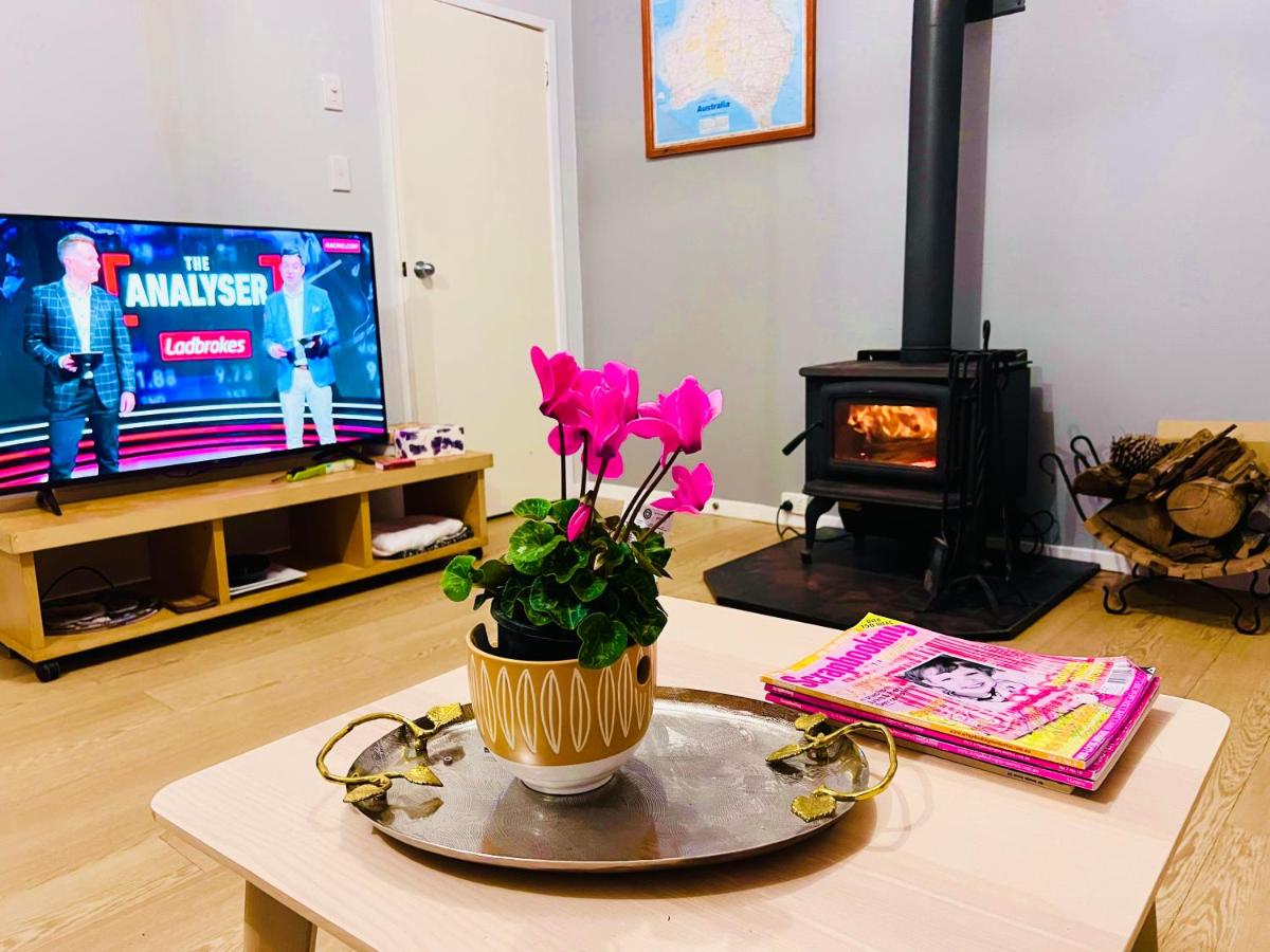 Suitetrails - Queen Room in share house of De Murray B&B in Centre Queanbeyan & Canberra airport
