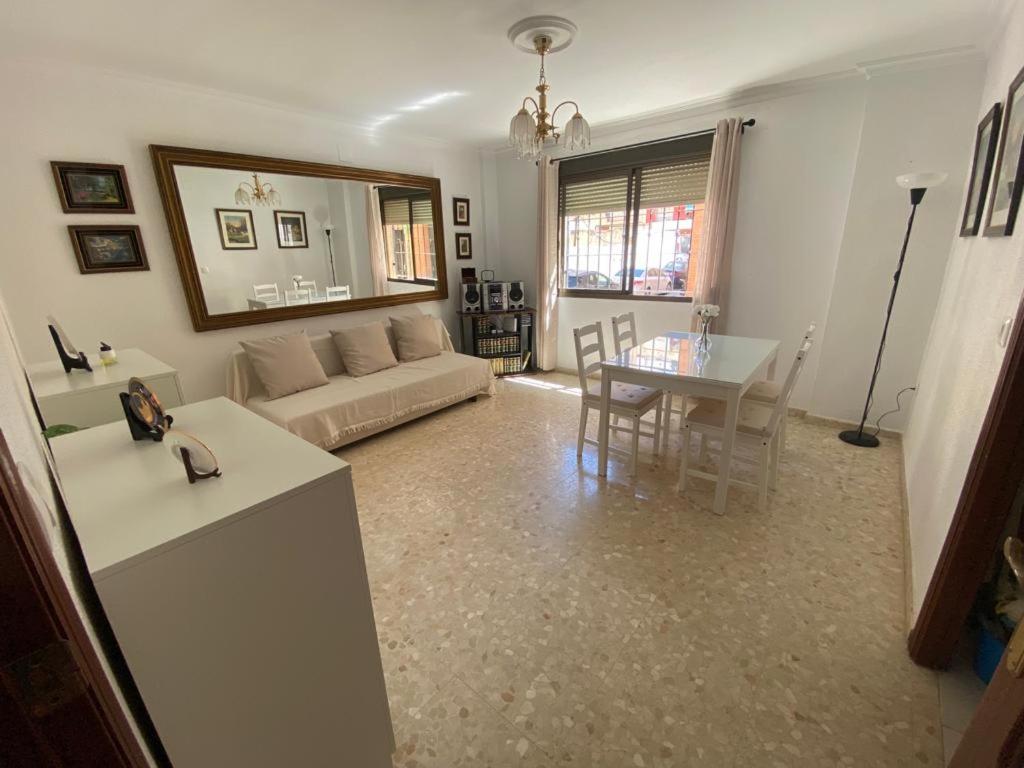 Apartamento Familiar En Barrio Reina Victoria - Housity