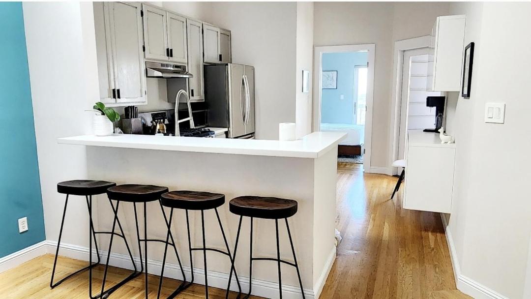 Suitetrails - Sunny Victorian with Stunning View and Wraparound Deck