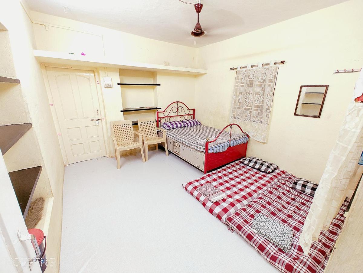 Shriguru guest house, Akkalkot - Housity