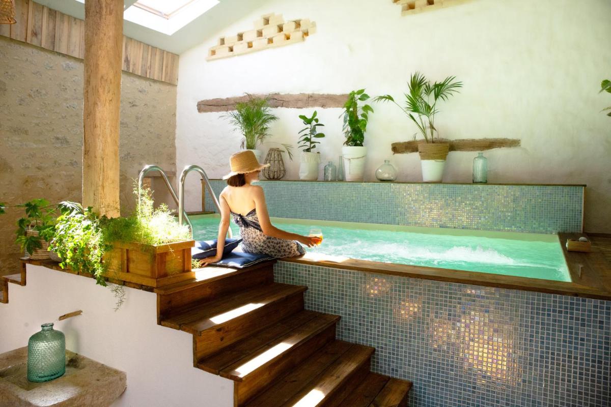 La Suite Bien-être, piscine intérieure chaufée, sauna & spa privés - Housity