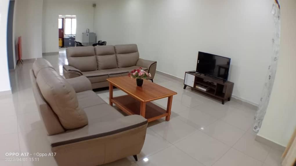 Suitetrails - Anggerik Heights Homestay