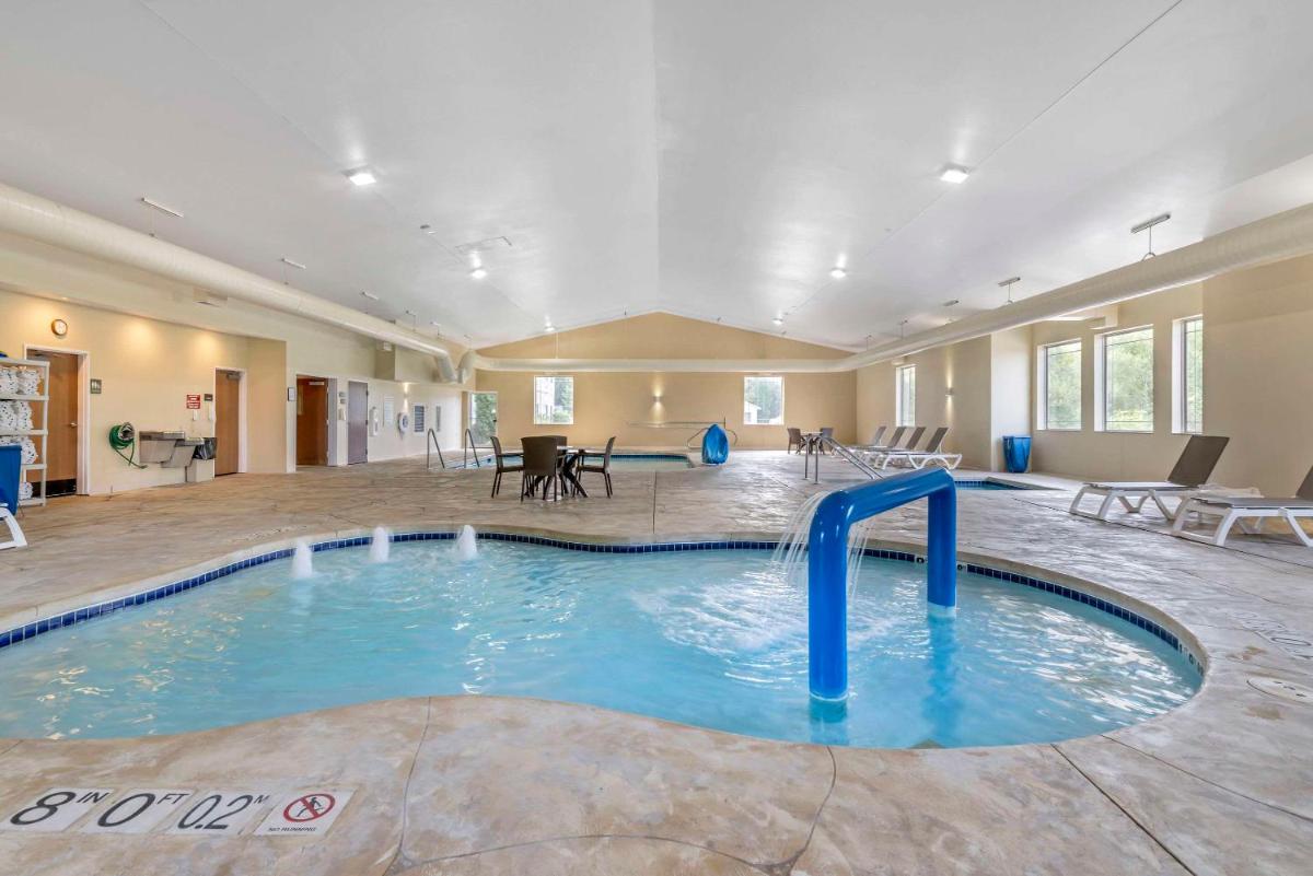 Comfort Suites Lake Geneva East - Housity