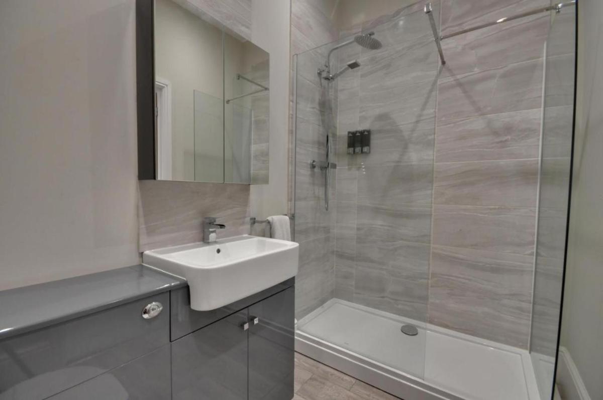 Kemps Hotel - Housity