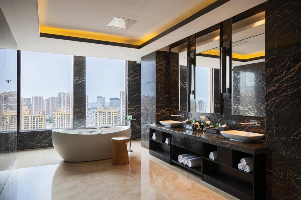 Renaissance Shenyang West Hotel - Housity