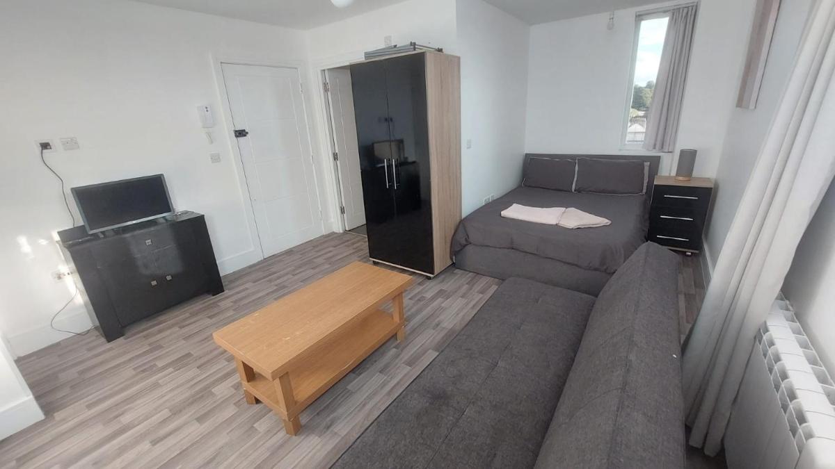 Spacious Studio Maidstone - Redecorated Oct 2023 - Housity