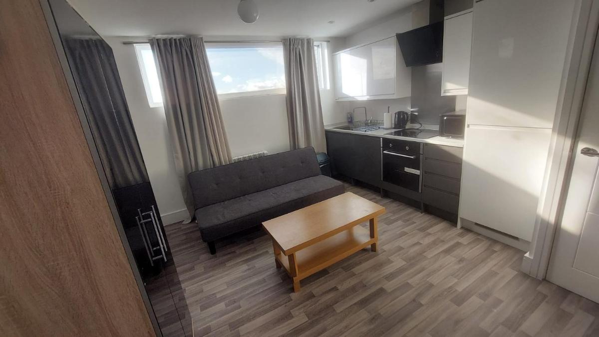 Spacious Studio Maidstone - Redecorated Oct 2023 - Housity