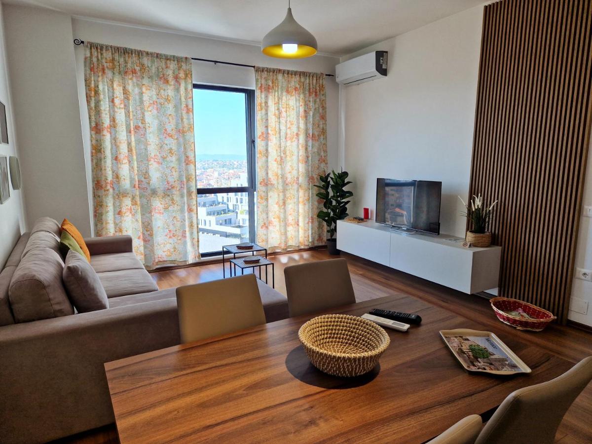Suitetrails - Red & White Palace Apartment