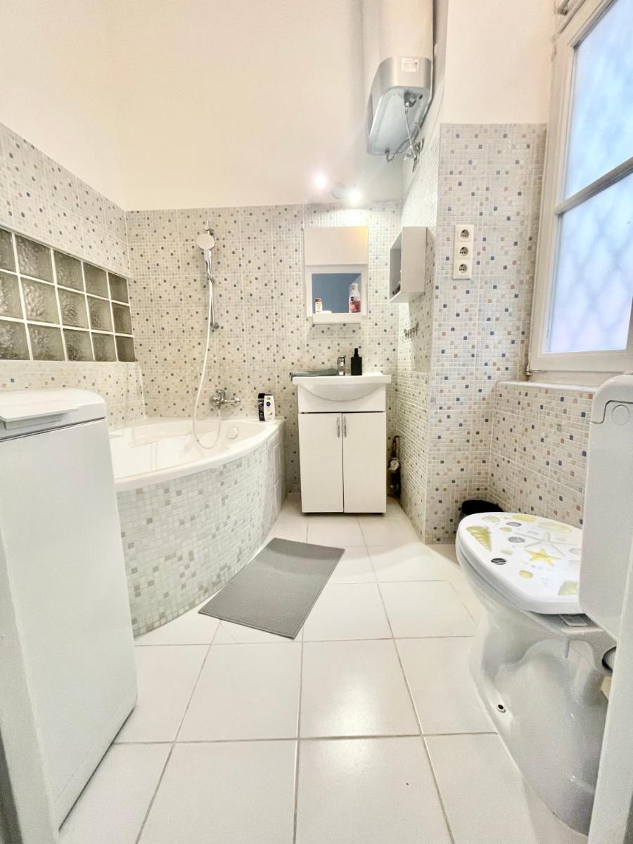 Suitetrails - White Apartment near the famous New York Café