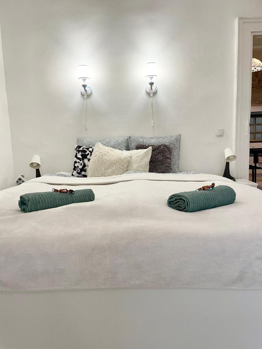 Suitetrails - White Apartment near the famous New York Café