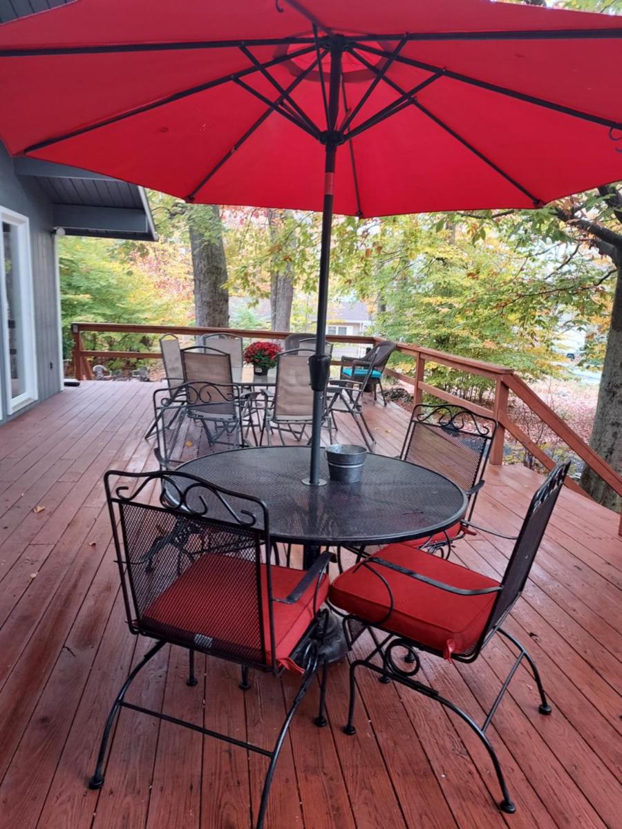 Chic and Stylish home Hot tub,4 bedrooms, game movie room, firepit, arcades, playground on site 2 min walk from pool and lake - Housity