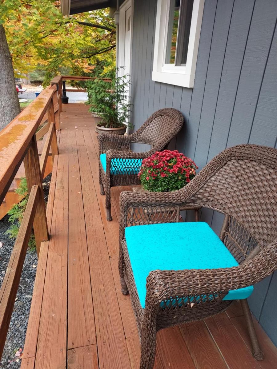 Chic and Stylish home Hot tub,4 bedrooms, game movie room, firepit, arcades, playground on site 2 min walk from pool and lake - Housity