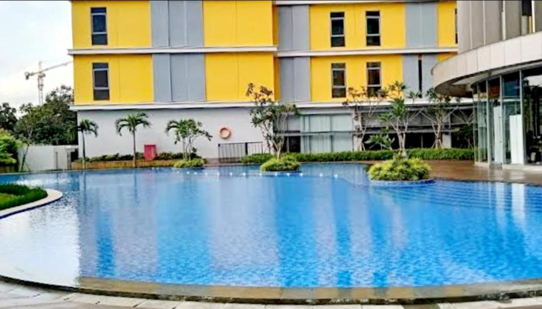 Apt Pejaten Park 1 BR Wood with Pool, Netflix & Washing Machine - Housity