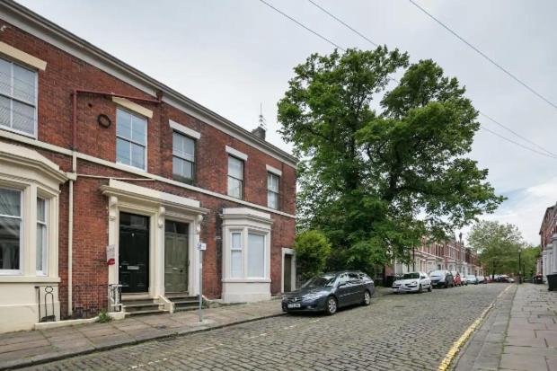 Stylish Double Room in City Centre - Shared Bathroom - Parking - Housity