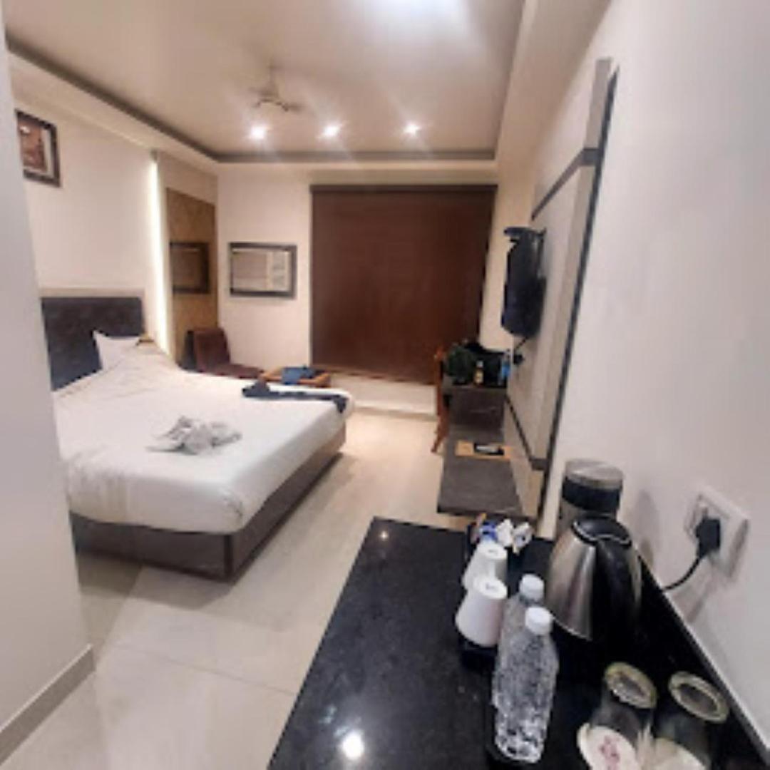 Suitetrails - Hotel D Silver Leaf Lucknow