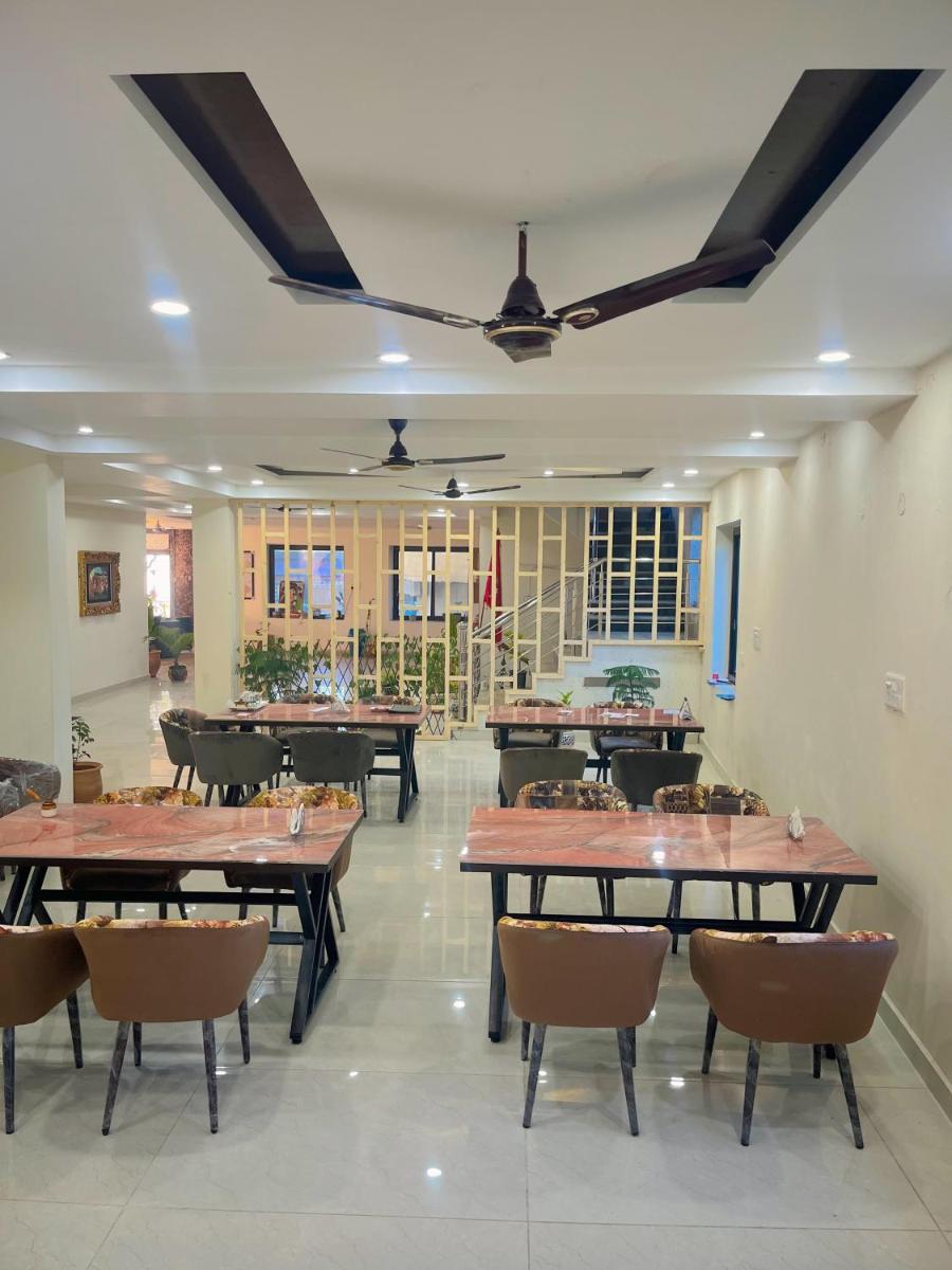 Hotel The JMC Chintpurni - Housity