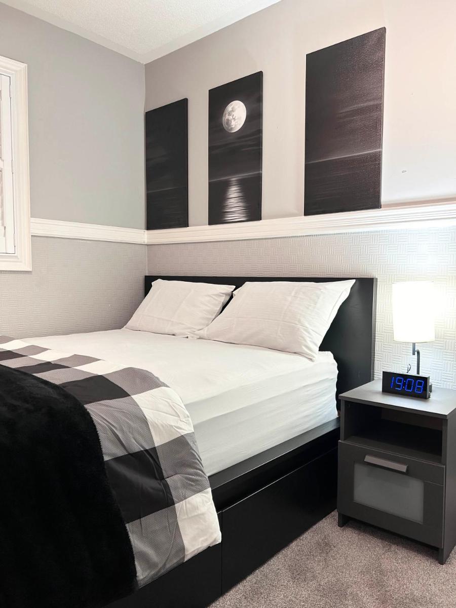 A Room in Oshawa, Free Parking - Housity