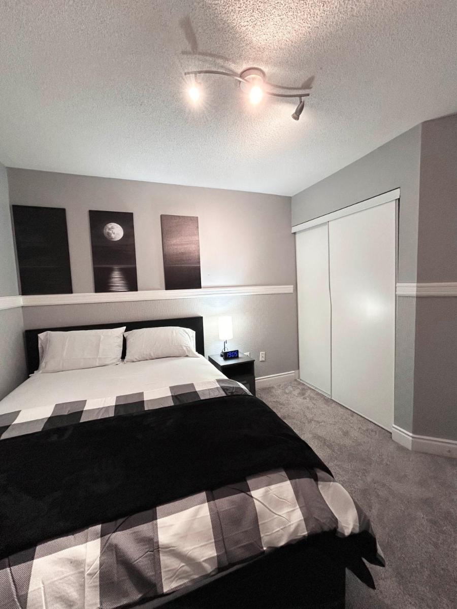 A Room in Oshawa, Free Parking - Housity