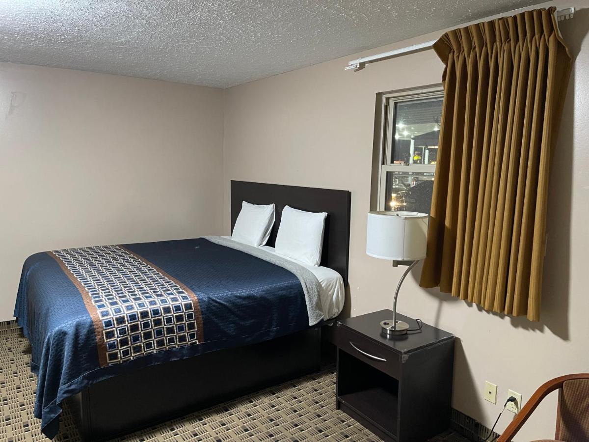 Economy Inn & Suites - Housity