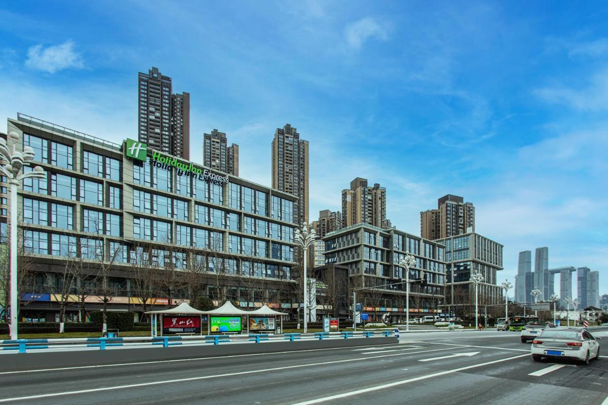 Holiday Inn Express Chongqing Nanbin Road, an IHG Hotel - Housity