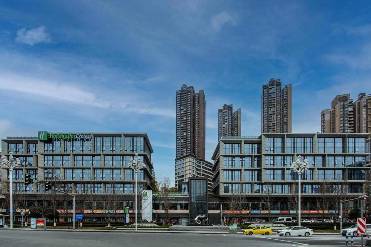 Holiday Inn Express Chongqing Nanbin Road, an IHG Hotel - Housity