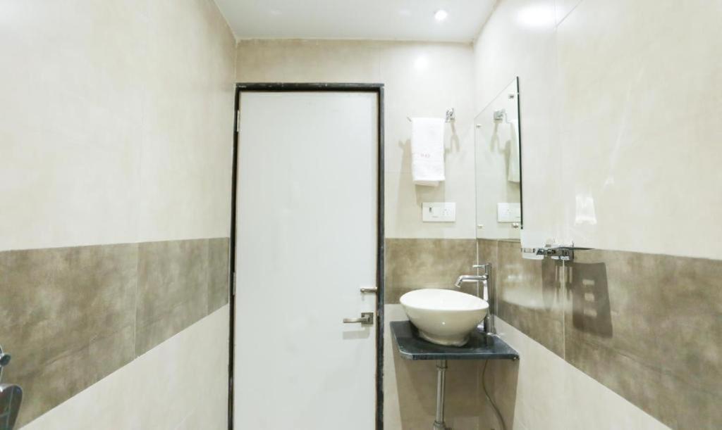 New Amber Palace Hotel - Housity