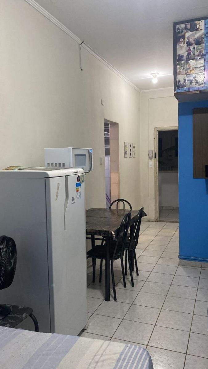 Kitinete perto da praia e Shopping Brisamar em São Vicente, na Biquinha, temporada e mensal tudo incluso, mobiliado, wi fi, ventilador, elevador, horário flexível - Housity