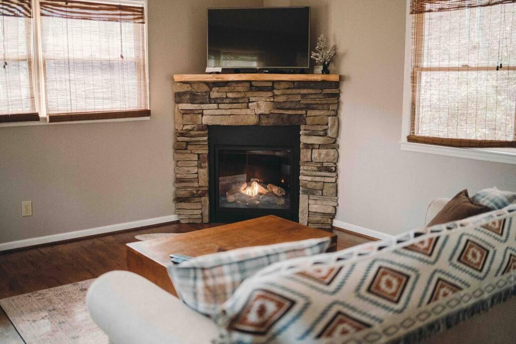 Suitetrails - Serene & Cozy - Peaceful View - Fireplace - Creek