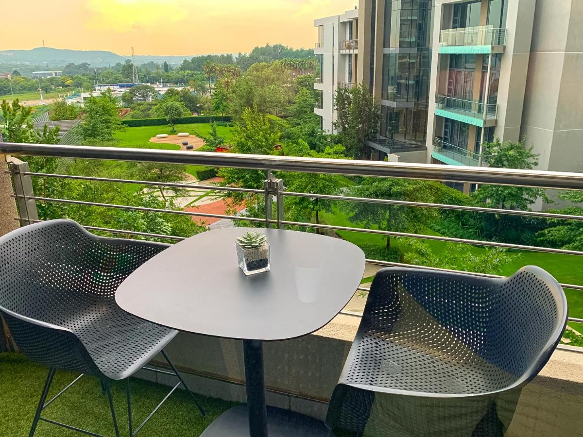 Suitetrails - Menlyn Maine Residences - Paris king sized bed
