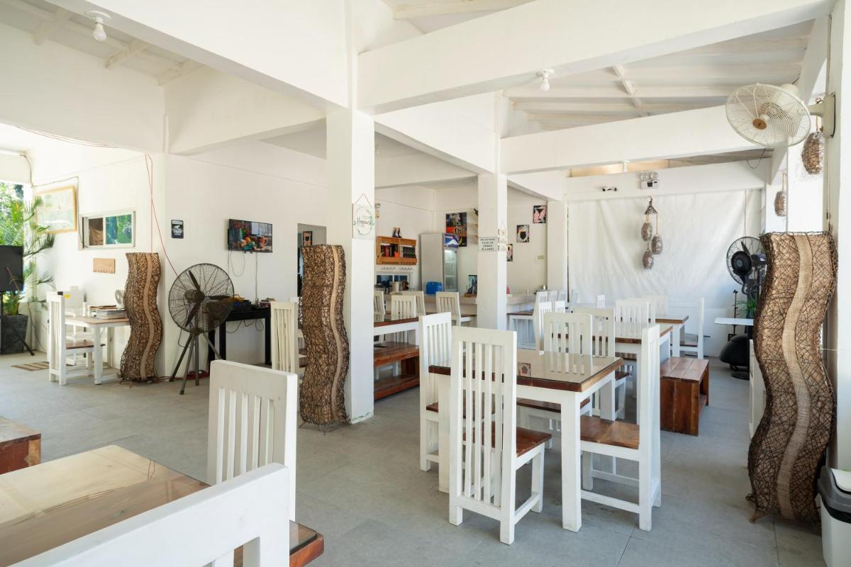 Costas De Liwa Bar & Beach Resort - Housity