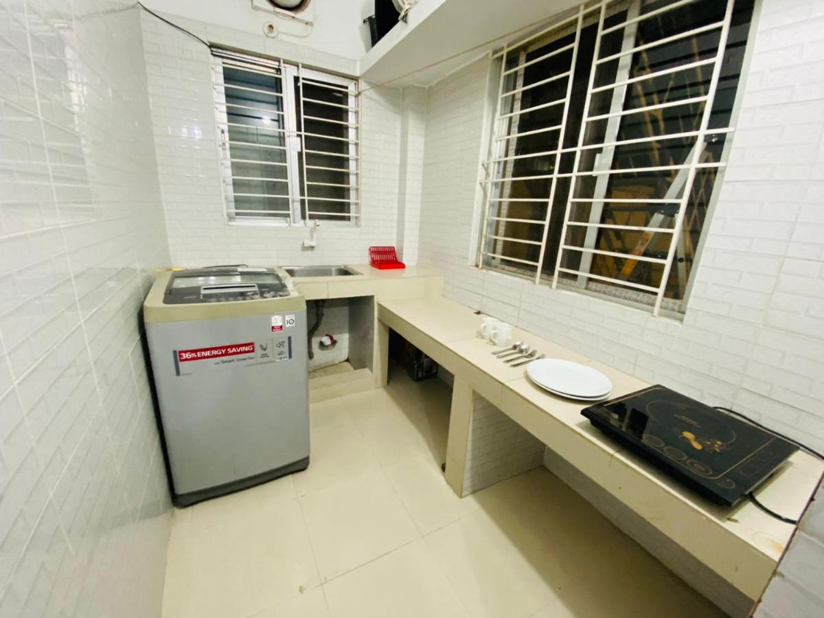 Suitetrails - Penthouse-Private Room Attached bath Ac Rooftop-Basundhara R/A