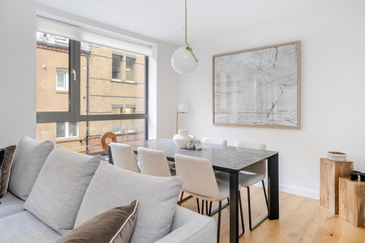 Suitetrails - Luxury Central Mayfair Townhouse with AC 3BR 3BA