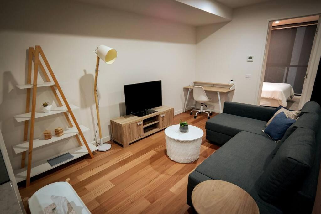 Suitetrails - Braddon 1BR Apt, WiFi, Secure Parking, AMAZING LOCATION