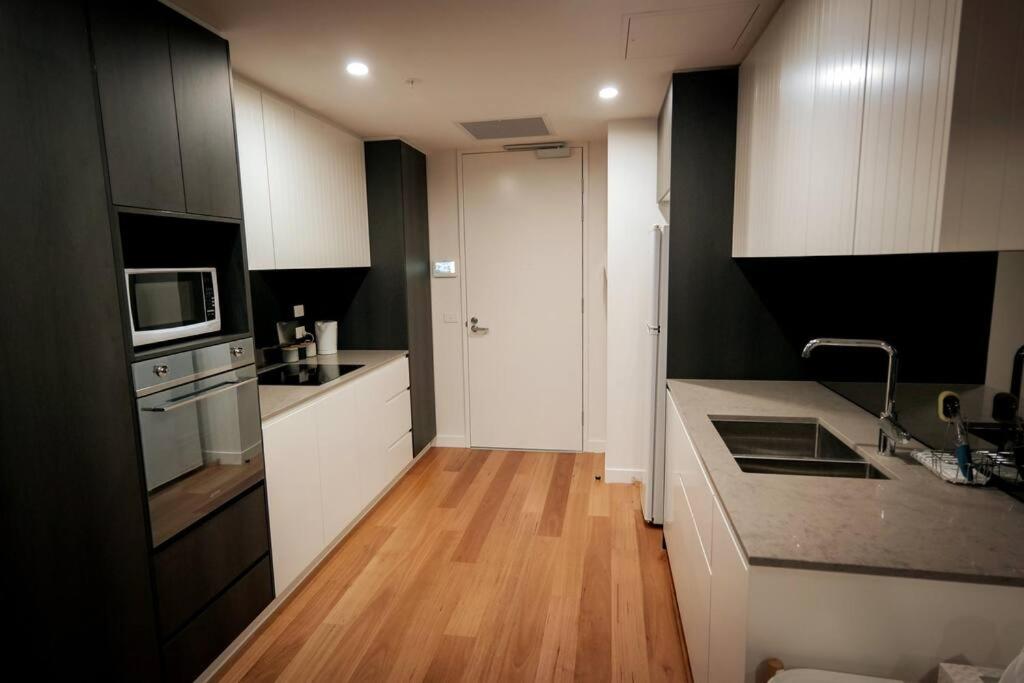 Suitetrails - Braddon 1BR Apt, WiFi, Secure Parking, AMAZING LOCATION