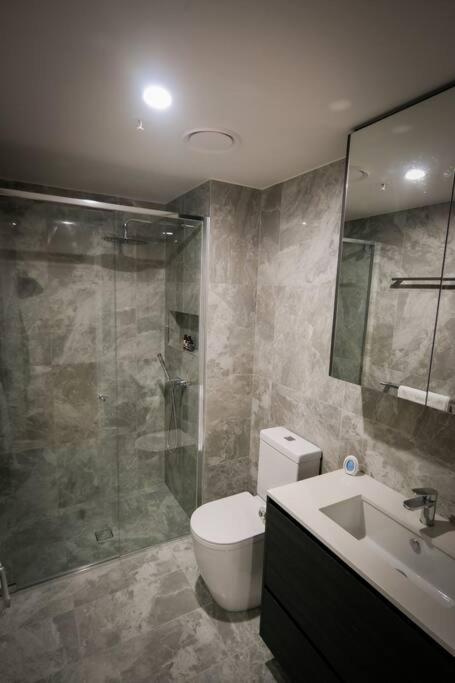 Suitetrails - Braddon 1BR Apt, WiFi, Secure Parking, AMAZING LOCATION