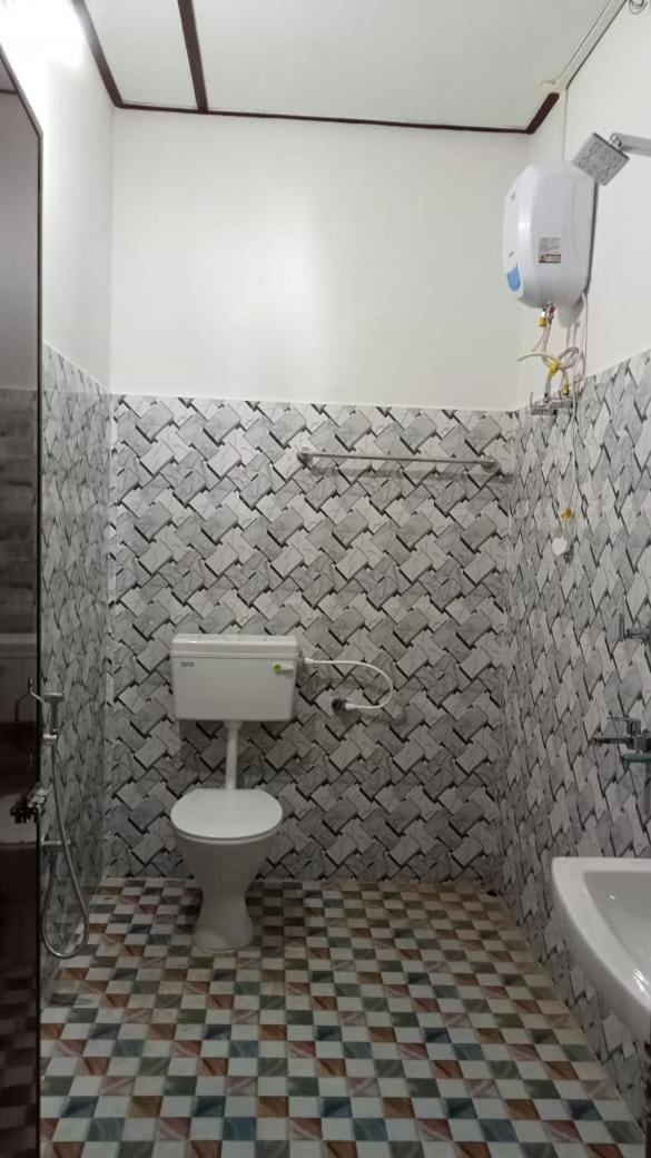 Sultan Tit - Housity