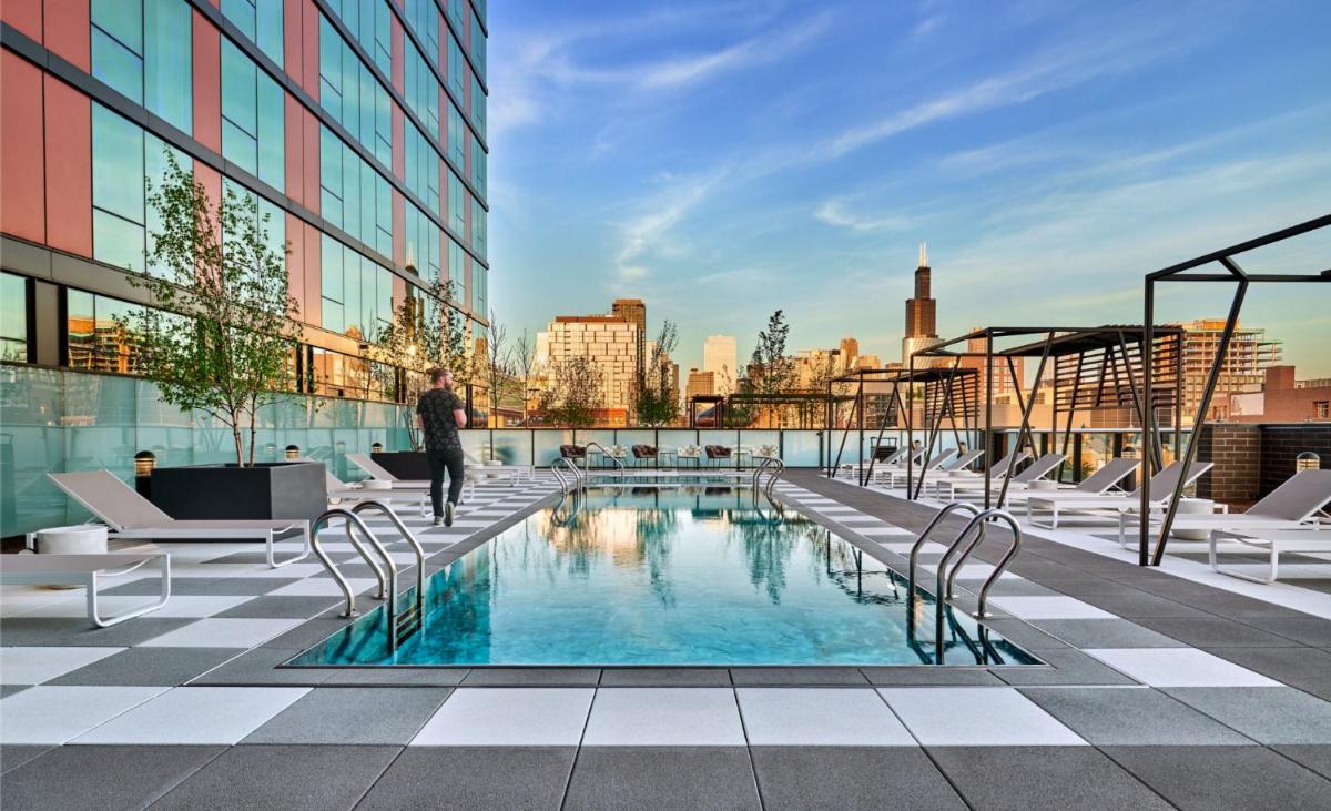 CoWorking Gym Pool Golfsim Steps from FultonMarket by Cloud9-160 - Housity