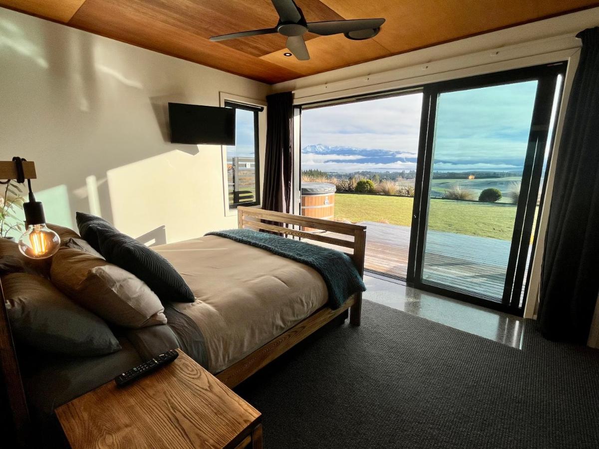 Fiordland Eco-Retreat -- Panoramic Views -- Hot Tub - Housity