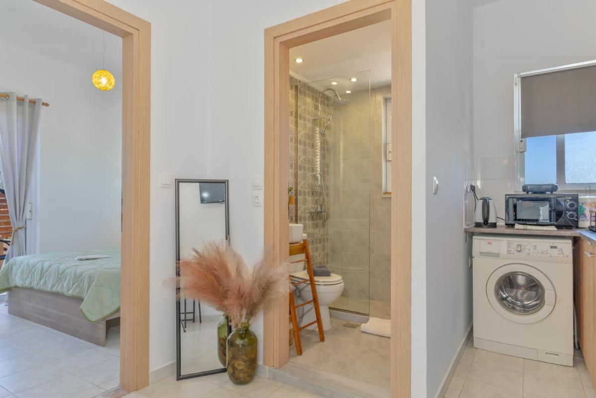 Suitetrails - Marvinas seaside apartments, Earth apartment & Ocean jacuzzi apartment