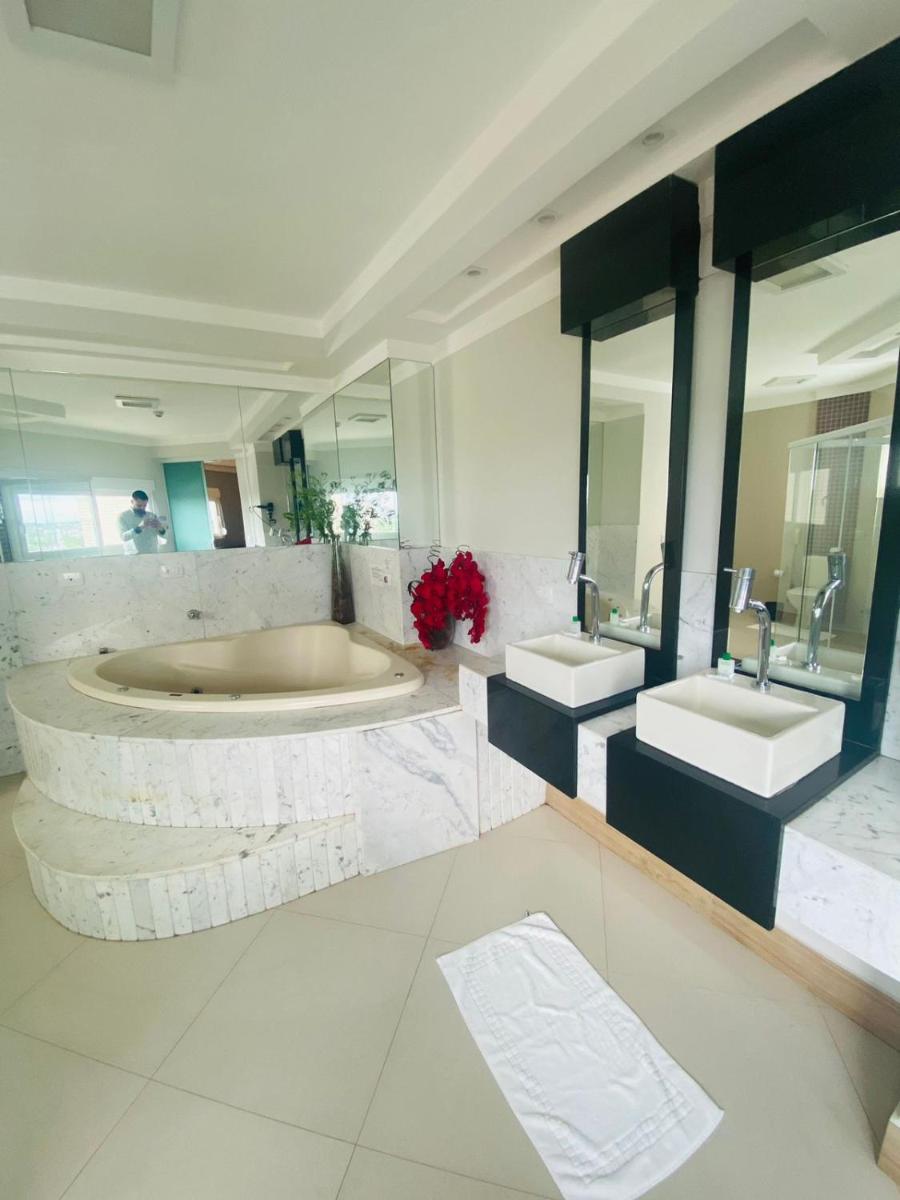 Suitetrails - SHELTON PALACE HOTEL