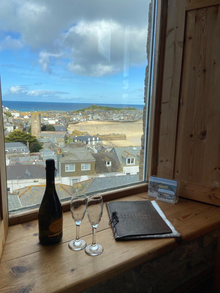 HUER'S WATCH a beautifully presented PRIVATE APARTMENT with far reaching VIEWS Over ST IVES HARBOUR and BAY and FREE ONSITE PARKING for LARGER GROUPS book along with our Connecting TWO SISTER APARTMENTS - Housity