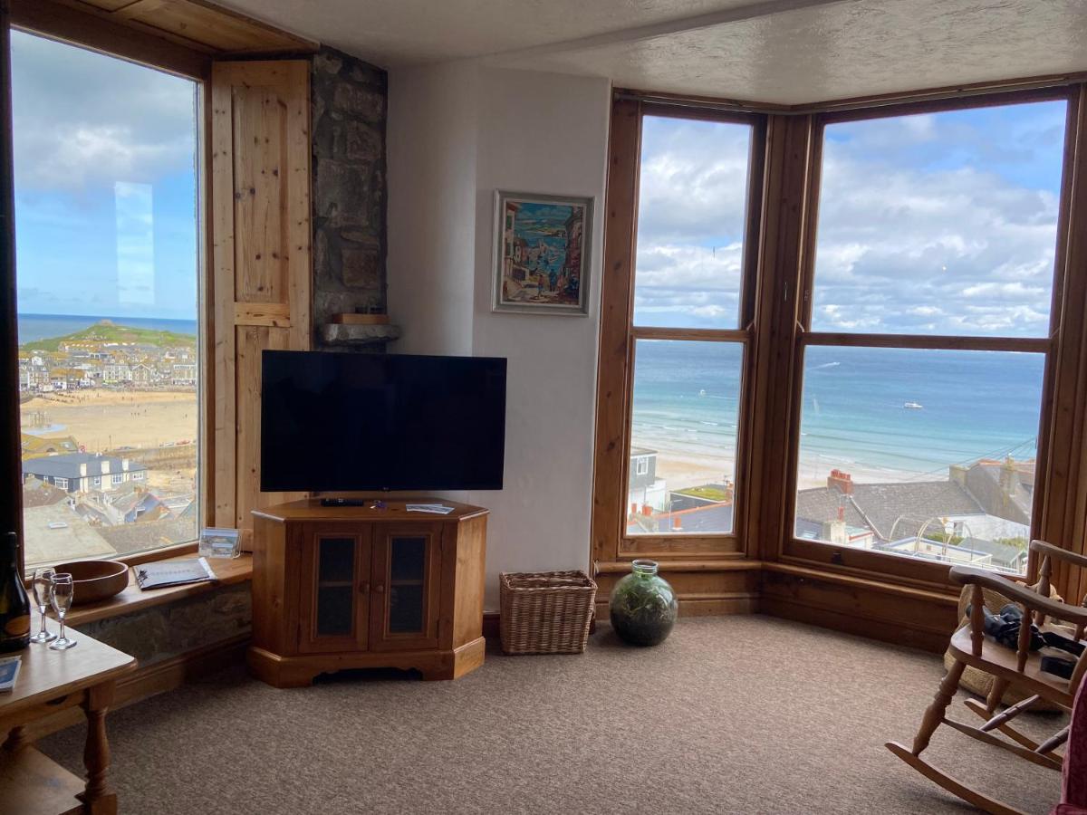 HUER'S WATCH a beautifully presented PRIVATE APARTMENT with far reaching VIEWS Over ST IVES HARBOUR and BAY and FREE ONSITE PARKING for LARGER GROUPS book along with our Connecting TWO SISTER APARTMENTS - Housity