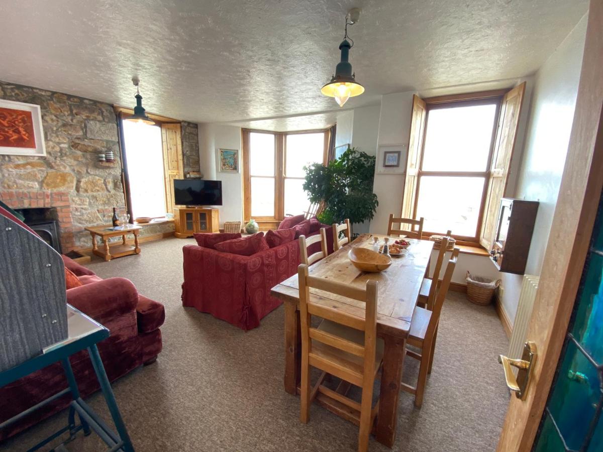 HUER'S WATCH a beautifully presented PRIVATE APARTMENT with far reaching VIEWS Over ST IVES HARBOUR and BAY and FREE ONSITE PARKING for LARGER GROUPS book along with our Connecting TWO SISTER APARTMENTS - Housity