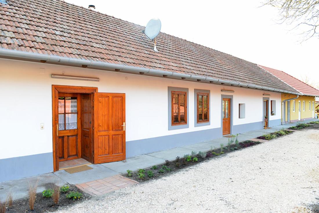 Rigófütty Vendégház - Housity