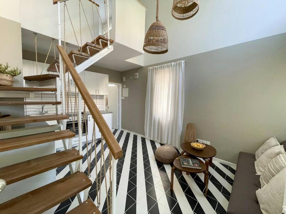 Suitetrails - Stunning duplex studio apartment 150 metres from the Sea