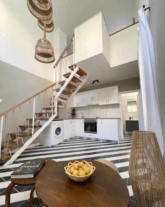 Suitetrails - Stunning duplex studio apartment 150 metres from the Sea