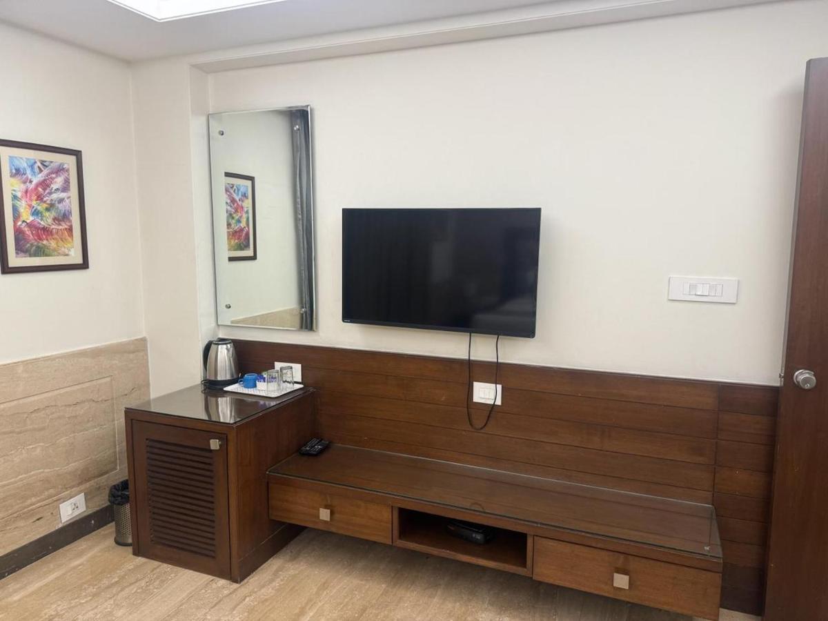 Suitetrails - Hotel Luxury Resident - Banjara hills city view with complimentary breakfast