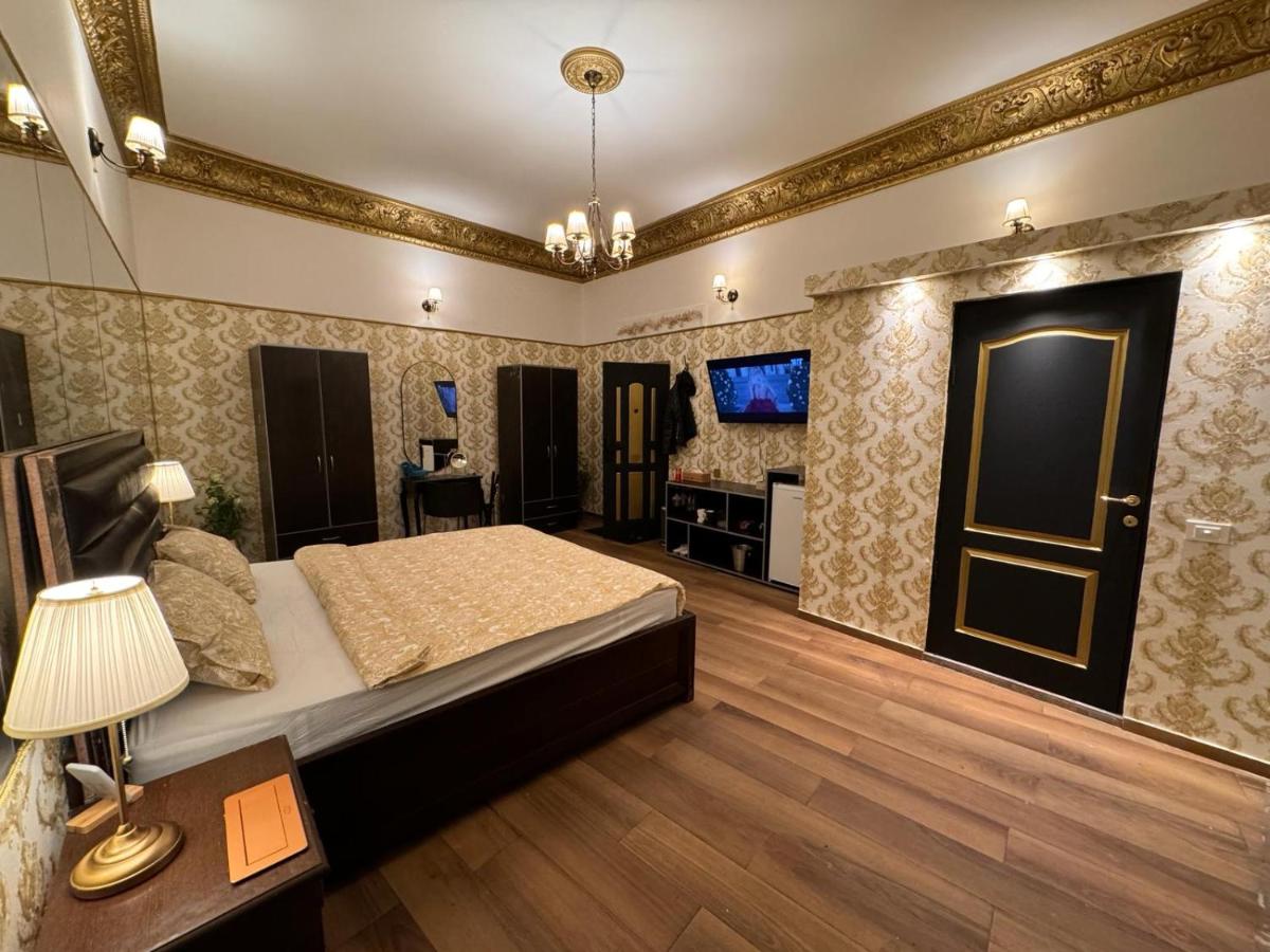 Suitetrails - The King Suite with balcony view piata romana