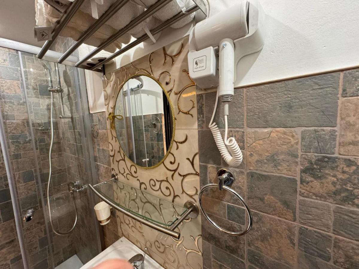 Suitetrails - The King Suite with balcony view piata romana