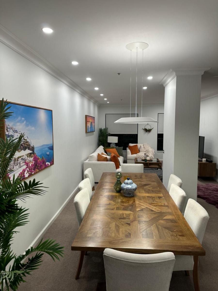 Suitetrails - Private 1 Bed Accom with Bathroom in a 3 Bed Apartment - Melb CBD, Regency Towers - Free Parking, WiFi and Pool